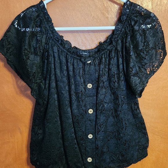 No Boundaries top, can be used off shoulders. Tops - No Boundaries black lace top